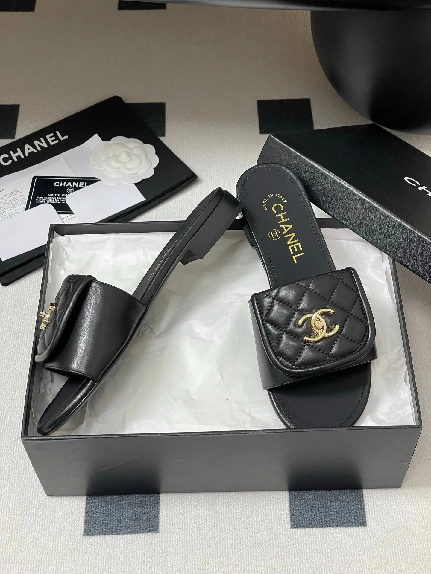 👟👟Ex-factory price 400👟👟 25Fw spring and summer new Chanel Xiaoxiang classic clamshell school bag buckle slippers. Versatile sandals that you don’t get tired of. A super classic style. Casual with exquisiteness and a sure temperament. This spring and summer is a beautiful extra point treasure! Upper: Sheepskin/Denim/Velvet Lining: Sheepskin High Heel: Flat/Thick Heel 5cm Sole: Italian genuine leather outsole Size: 35-39 (40, 41 customization is not returnable)